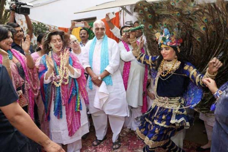 US Secretary of Commerce participates in Holi celebrations at Rajnath Singh's residence