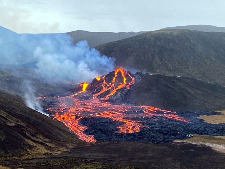 Volcano erupts in southwest Iceland, no immediate threat detected