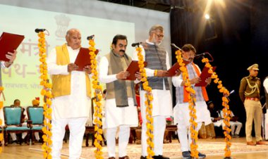 Governor  Mangubhai Patel administers oath of office and secrecy to 28 newly appointed Ministers