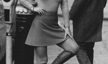 The Sexiest Fashion in the 20th Century: Stunning Vintage Photos of Street Girls in Miniskirts from the 1960s