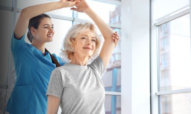 Signs of a Weak Lower Back & How Physiotherapy Home Service Can Help