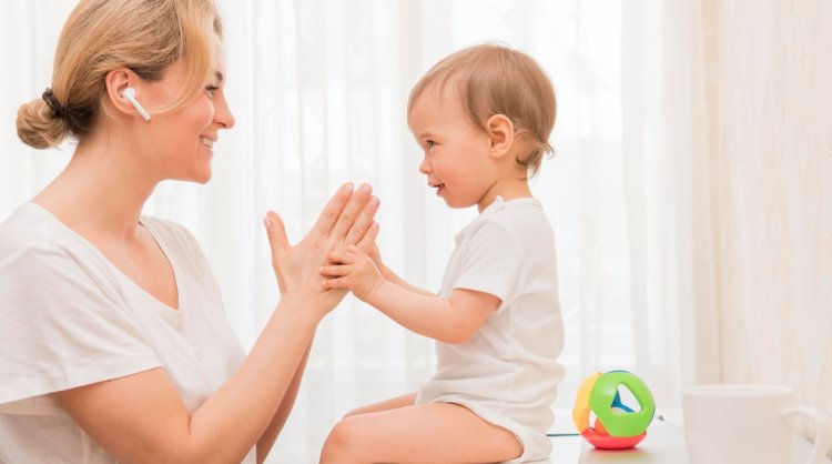 How to Help Your Child Communicate Before Speaking with Baby Sign Language?