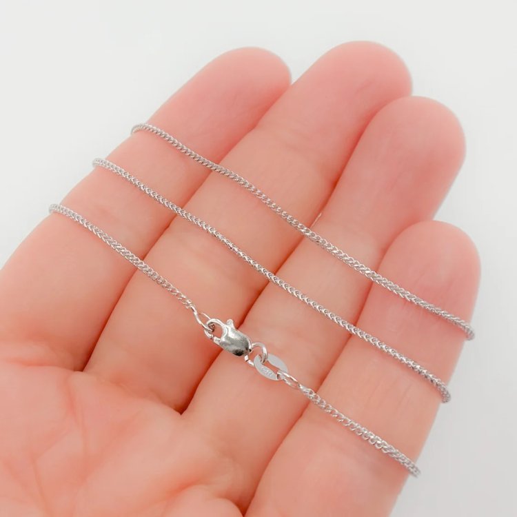 Guide to Buying the Right White Gold Chain for Your Style