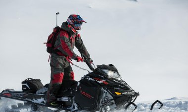 Is a Snowmobile Tour Levi Safe for First-Timers?