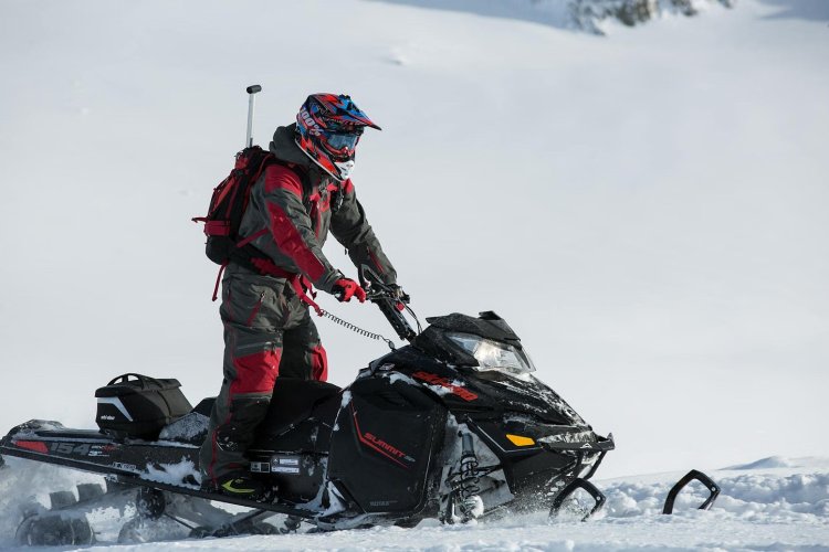 Is a Snowmobile Tour Levi Safe for First-Timers?